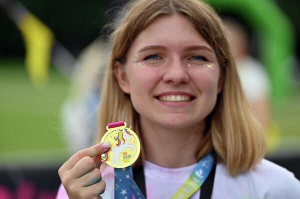 На фото: памятная медаль забега Color Run 2023. - Sputnik Латвия