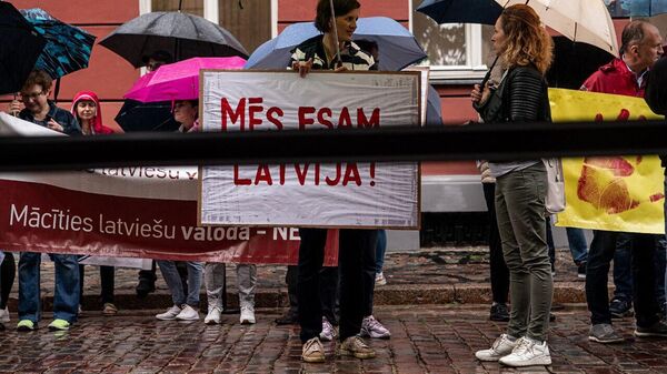 Митинг против перевода школ на латышский язык обучения у здания Сейма Латвии в Риге - Sputnik Латвия