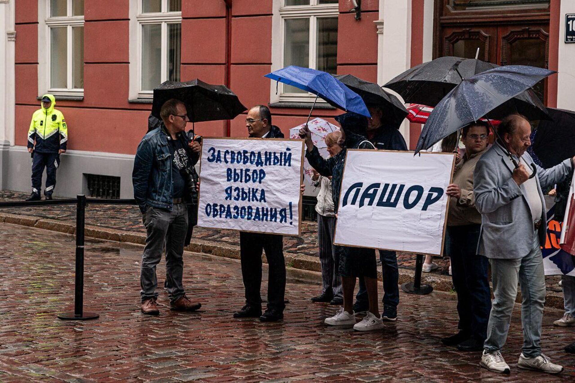 Митинг против перевода школ на латышский язык обучения у здания Сейма Латвии в Риге Митинг против перевода школ на латышский язык обучения у здания Сейма Латвии в Риге - Sputnik Латвия, 1920, 31.08.2023