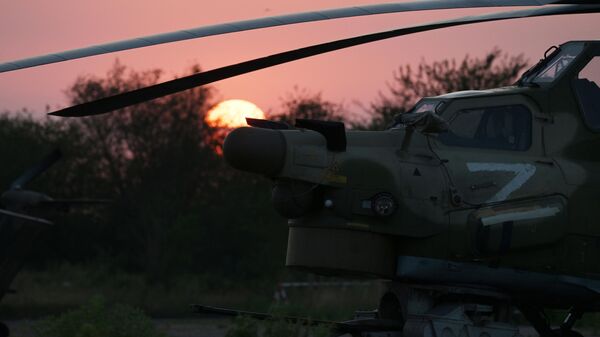 Вертолет Ми-28 армейской авиации ВКС России в зоне спецоперации - Sputnik Латвия