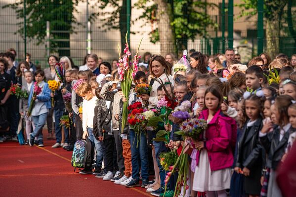 Младшеклассники на торжественной линейке 1 сентября полны надежд и ожидания - Sputnik Латвия