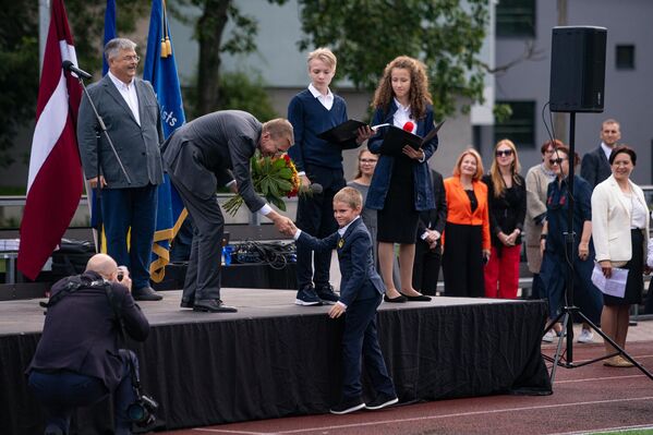 Президент Латвии Эдгарс Ринкевичс поздравляет первоклассника с началом нового учебного года - Sputnik Латвия