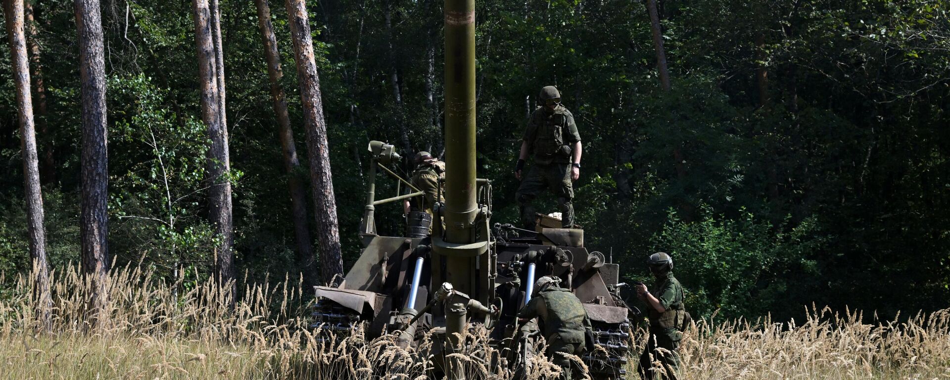 Экипаж самоходного миномета Тюльпан ВС РФ в зоне спецоперации - Sputnik Латвия, 1920, 01.09.2023