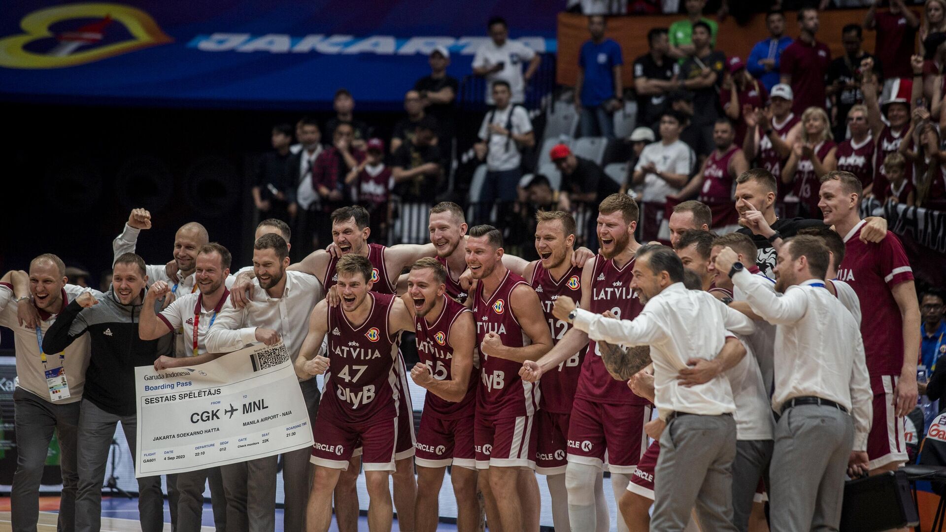 Баскетболисты сборной Латвии празднует выход в четвертьфинал ЧМ-2023 после победы над командой Бразилии - Sputnik Латвия, 1920, 04.09.2023