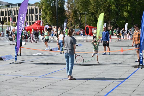Посетители фестиваля смогли сыграть в теннис - Sputnik Латвия