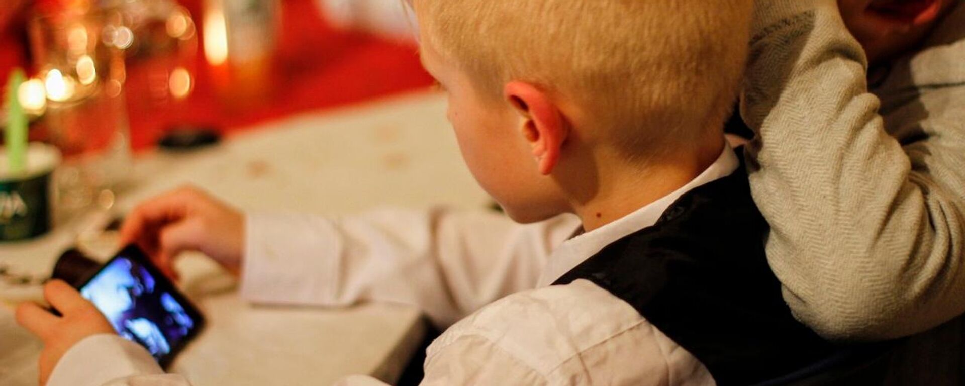 Ребенок пользуется смартфоном - Sputnik Латвия, 1920, 24.11.2023