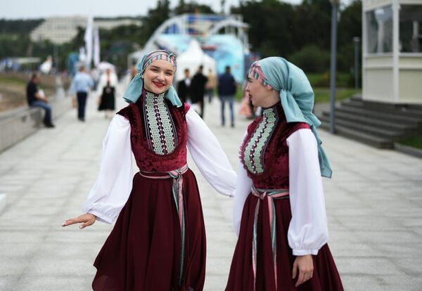 Девушки в национальных костюмах на Восточном экономическом форуме во Владивостоке Девушки в национальных костюмах на Восточном экономическом форуме во Владивостоке - Sputnik Латвия