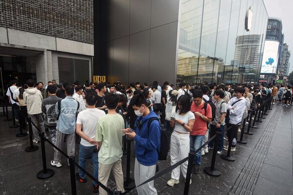 Люди стоят в очереди, чтобы купить новый iPhone 15 в магазине Apple в Ханчжоу - Sputnik Латвия
