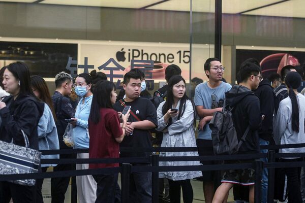 Очередь из желающих купить новый iPhone 15 в Ханчжоу Очередь из желающих купить новый iPhone 15 в Ханчжоу - Sputnik Латвия
