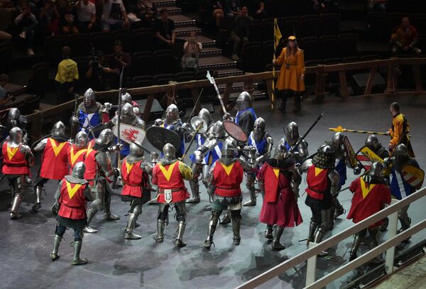 Многочисленные зрители стали свидетелями реконструкции рыцарского турнира по канонам XV века - Sputnik Латвия