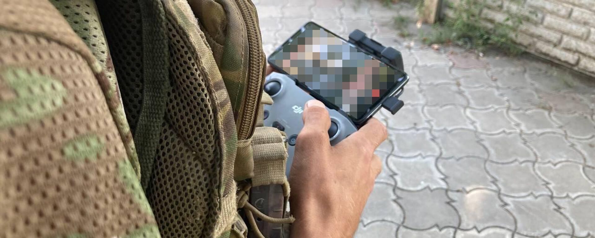Военнослужащий ВС РФ управляет беспилотником в зоне спецоперации - Sputnik Латвия, 1920, 26.09.2023