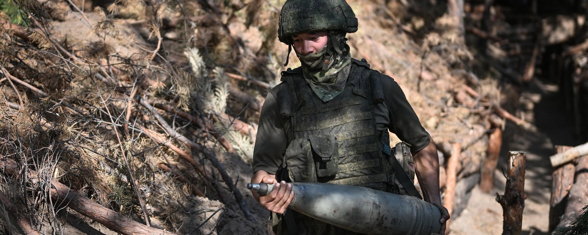 Военнослужащий расчета артиллерийской установки Гиацинт-С ВС РФ в зоне спецоперации - Sputnik Латвия, 1920, 27.09.2023