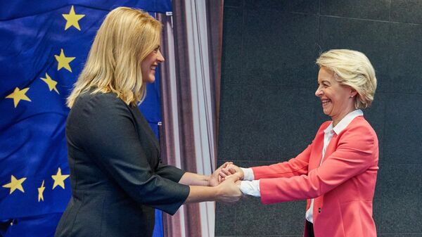 Премьер-министр Латвии Эвика Силиня (слева) и председатель Европейской комиссии Урсула фон дер Ляйен - Sputnik Латвия