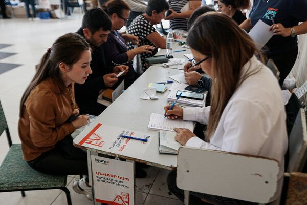Беженцы из Нагорного Карабаха оформляют новые сим-карты в Горисе - Sputnik Латвия