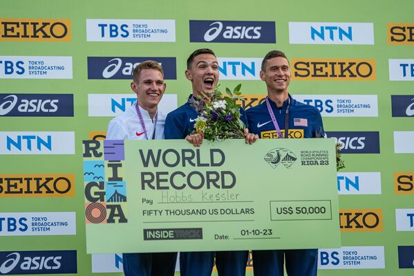 Мужскую милю с новым мировым рекордом 3:56,13 выиграл 20-летний американец Хоббс Кесслер Мужскую милю с новым мировым рекордом 3:56,13 выиграл 20-летний американец Хоббс Кесслер - Sputnik Латвия
