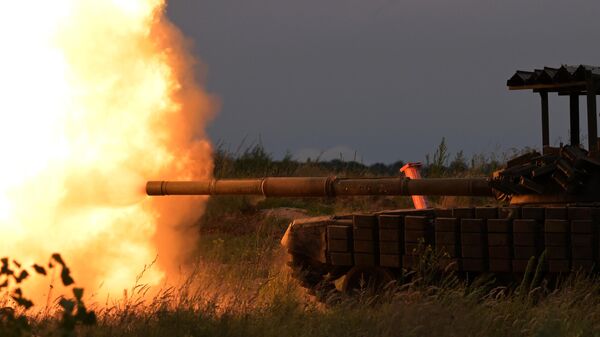 Экипаж танка Т-72 ВС РФ ведет огонь в зоне спецоперации - Sputnik Латвия