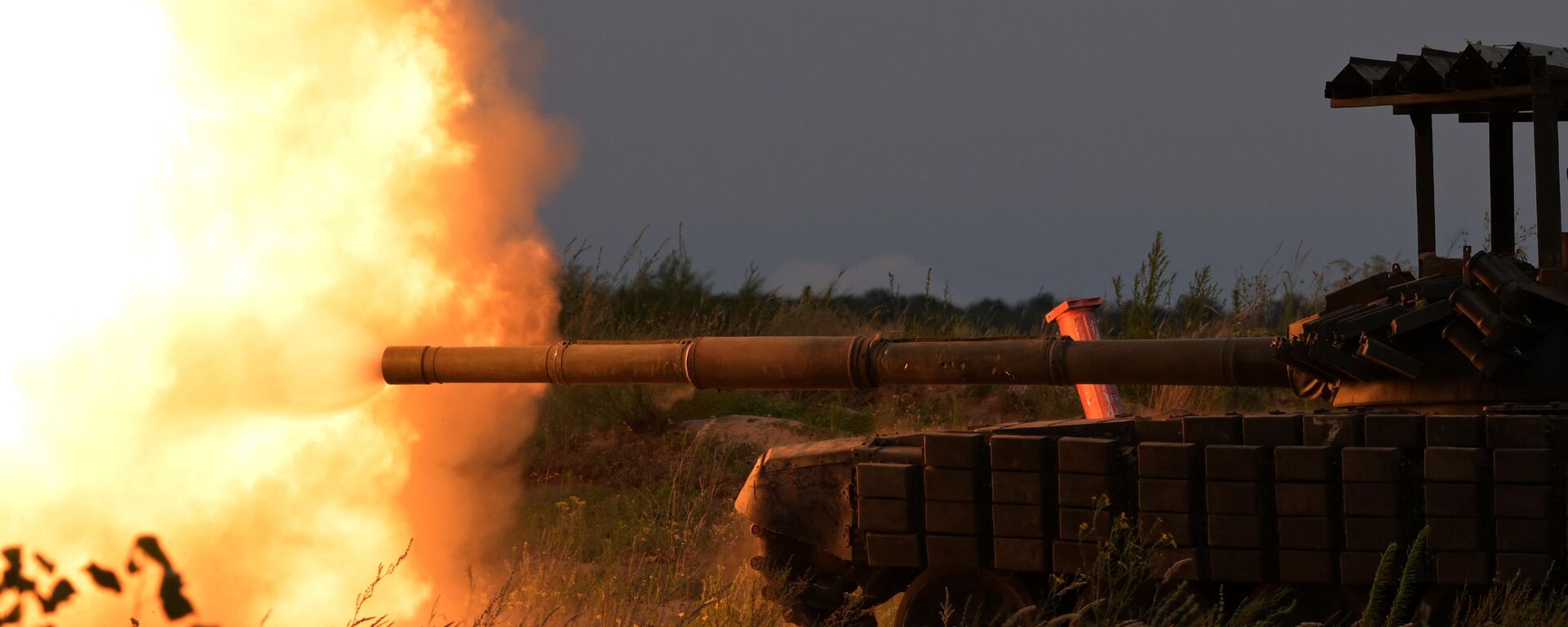 Экипаж танка Т-72 ВС РФ ведет огонь в зоне спецоперации - Sputnik Латвия, 1920, 03.10.2023
