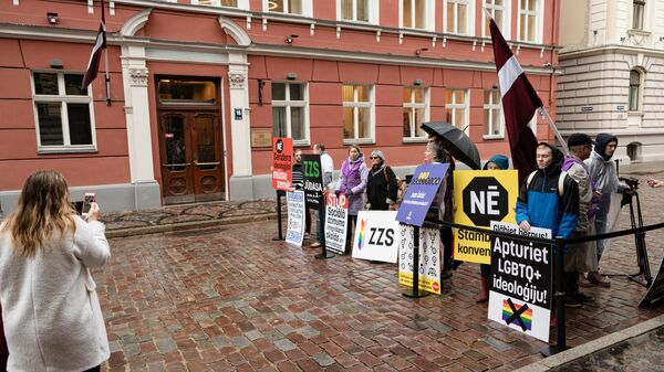 Пикет у Сейма Латвии, где заблокировали отзыв подписи под Стамбульской конвенцией - Sputnik Латвия
