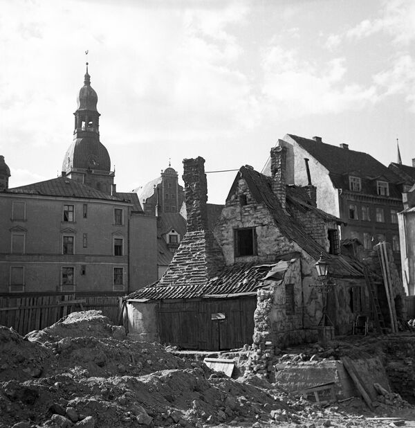 Октябрь 1944 года. На втором плане - Домский кафедральный собор (XIII век) - Sputnik Латвия