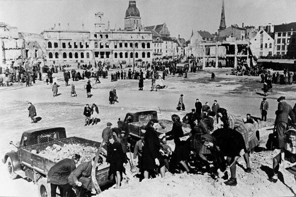 Рига в первые дни после освобождения Красной армией от гитлеровцев. Жители разбирают завалы на центральной площади столицы - Sputnik Латвия