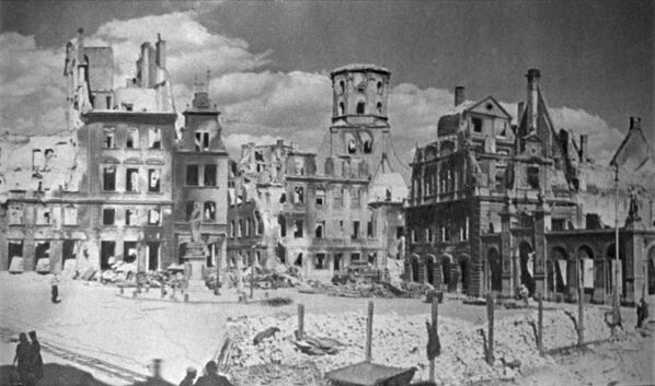 Разрушенная немецкими захватчиками Рига после освобождения советскими войсками. Октябрь 1944 года - Sputnik Латвия