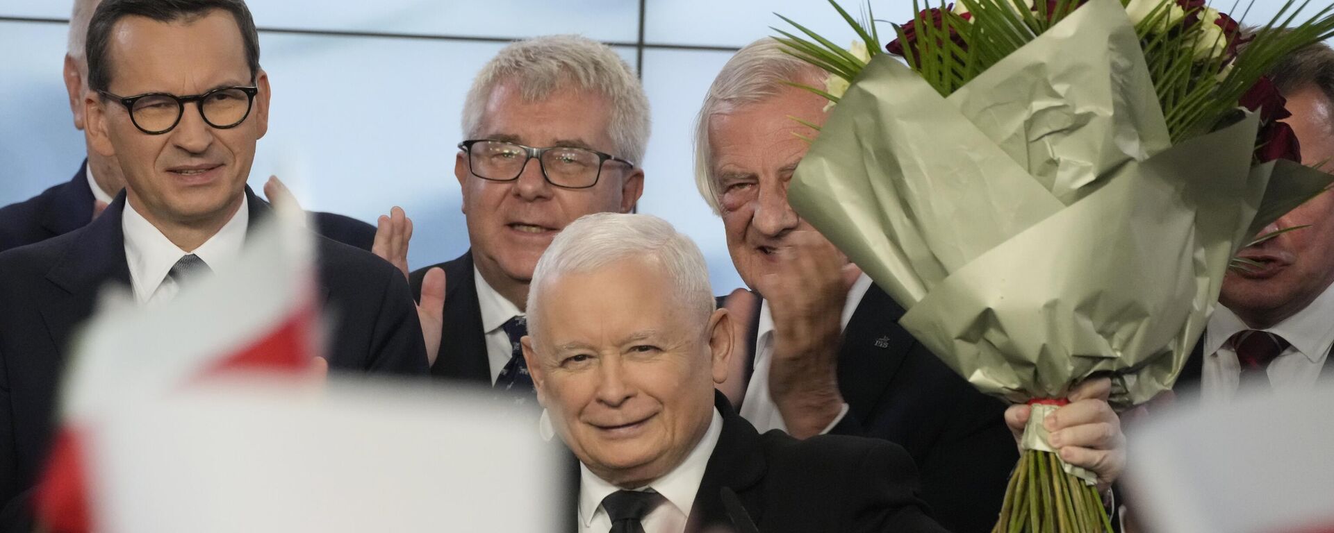 Лидер правящей партии Право и справедливость Ярослав Качиньский приветствует своих сторонников в Варшаве в день парламентских выборов - Sputnik Латвия, 1920, 16.10.2023