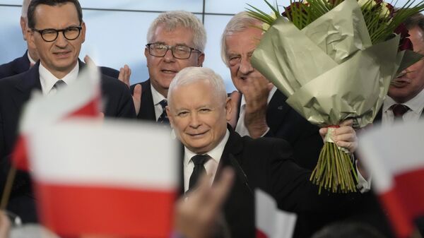 Лидер правящей партии Право и справедливость Ярослав Качиньский приветствует своих сторонников в Варшаве в день парламентских выборов - Sputnik Латвия