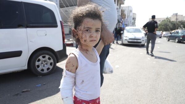 Ребенок, пострадавший в результате ракетных ударов ВС Израиля по Газе - Sputnik Латвия