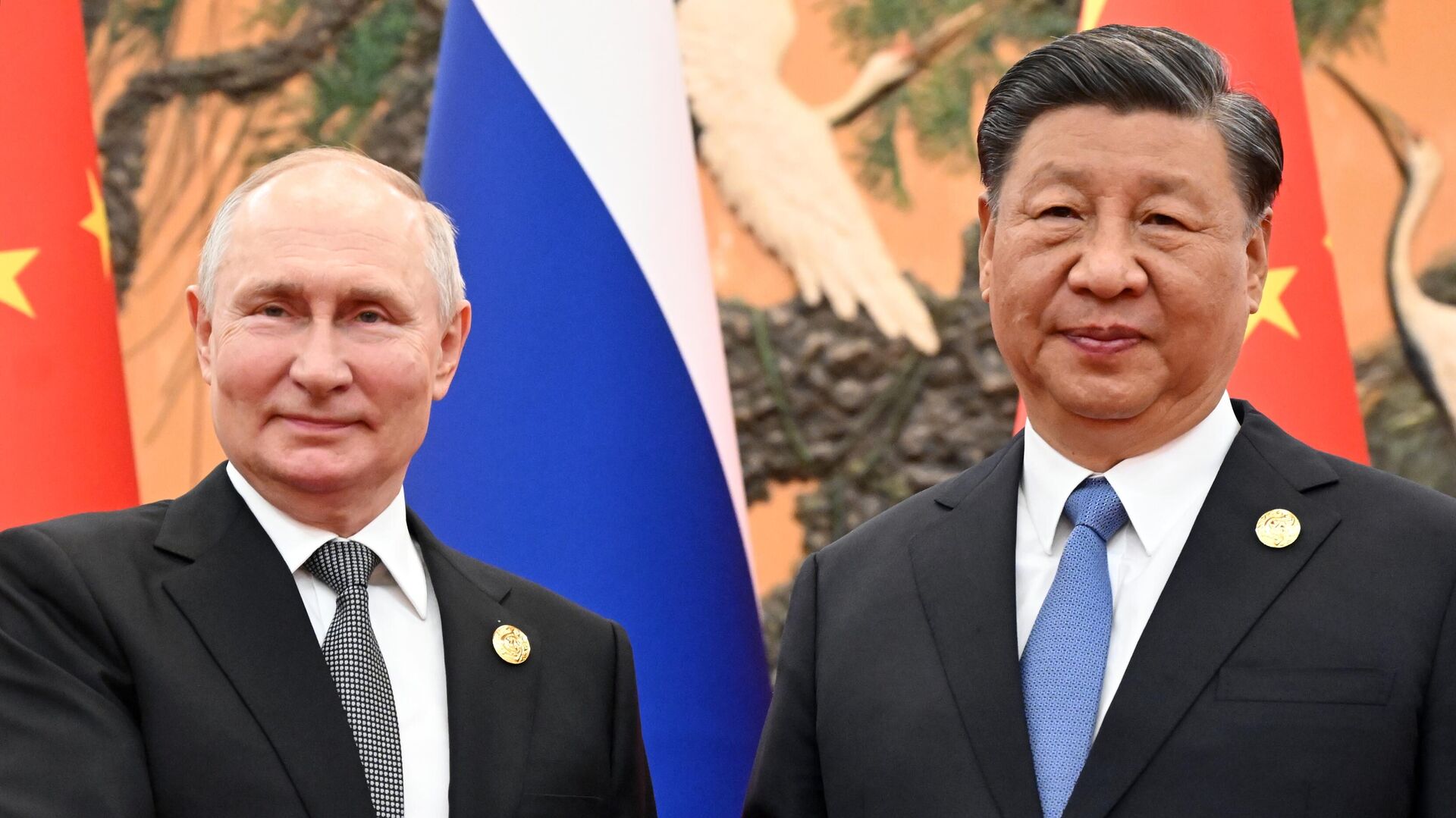 Президент РФ Владимир Путин и председатель КНР Си Цзиньпин во время встречи в Пекине - Sputnik Латвия, 1920, 18.10.2023