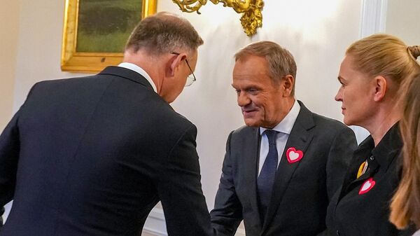 Президент Польши Анджей Дуда (слева) встречается с лидерами Гражданской коалиции Дональдом Туском и Барбарой Новацкой для обсуждения создания нового правительства - Sputnik Латвия