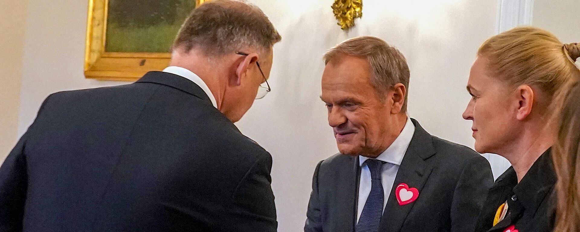 Президент Польши Анджей Дуда (слева) встречается с лидерами Гражданской коалиции Дональдом Туском и Барбарой Новацкой для обсуждения создания нового правительства - Sputnik Латвия, 1920, 25.10.2023