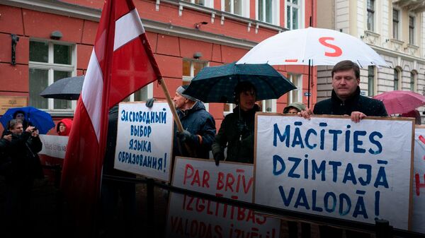 Возле здания Сейма Латвии проходит пикет в защиту русскоязычного образования - Sputnik Латвия