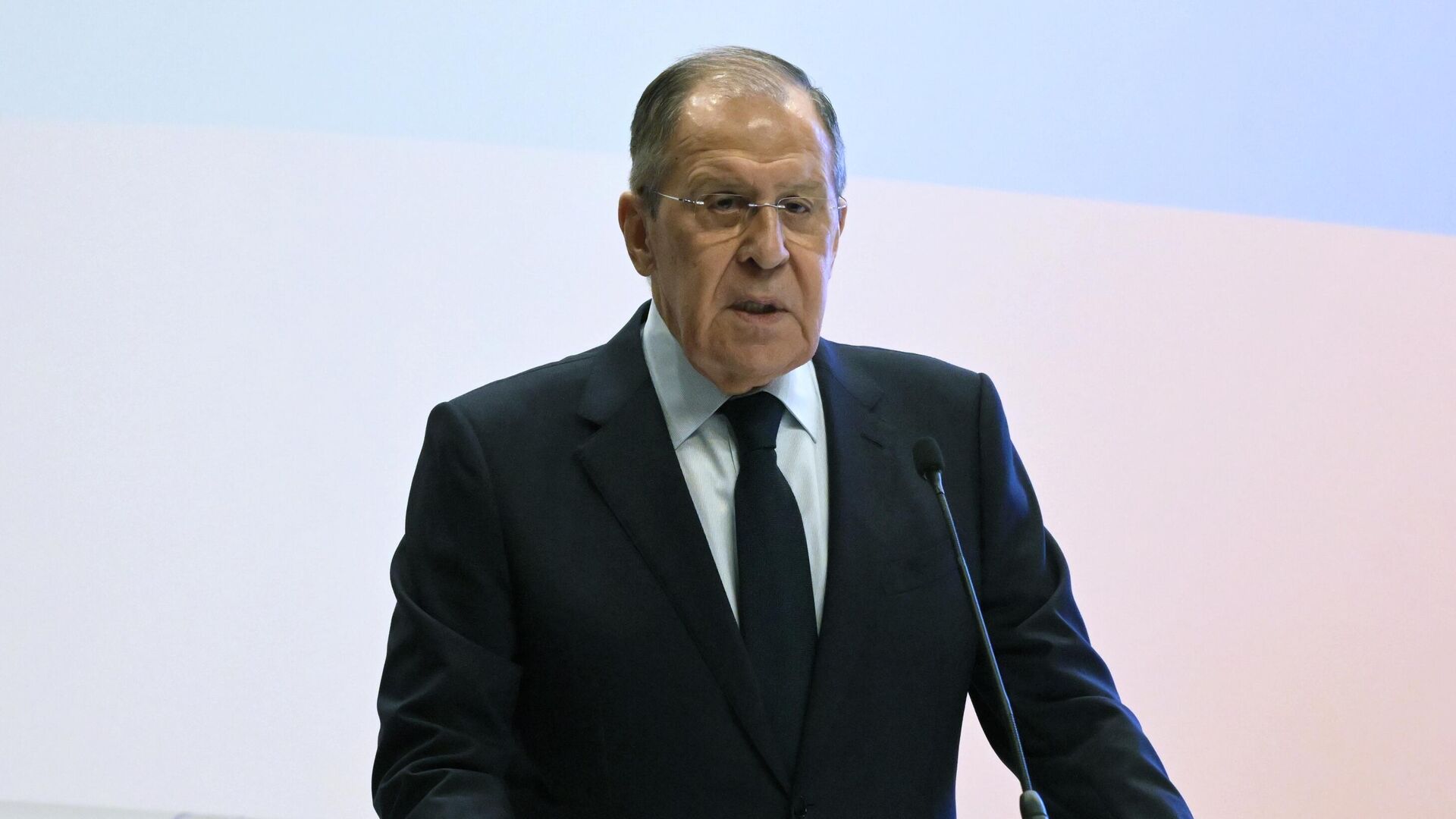 Глава МИД РФ Сергей Лавров выступает на Всемирной тематической конференции российских соотечественников, проживающих за рубежом Глава МИД РФ Сергей Лавров выступает на Всемирной тематической конференции российских соотечественников, проживающих за рубежом - Sputnik Латвия, 1920, 01.11.2023