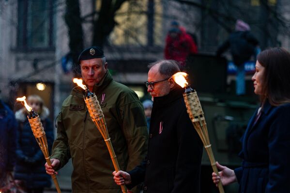В преддверии Дня Лачплесиса на площадке у Латвийского военного музея был зажжен памятный костер - Sputnik Латвия
