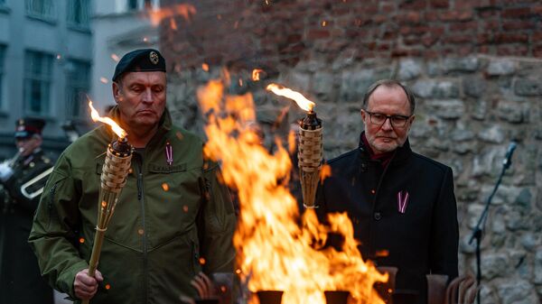 В преддверии Дня Лачплесиса на площадке у Латвийского военного музея был зажжен памятный костер - Sputnik Латвия