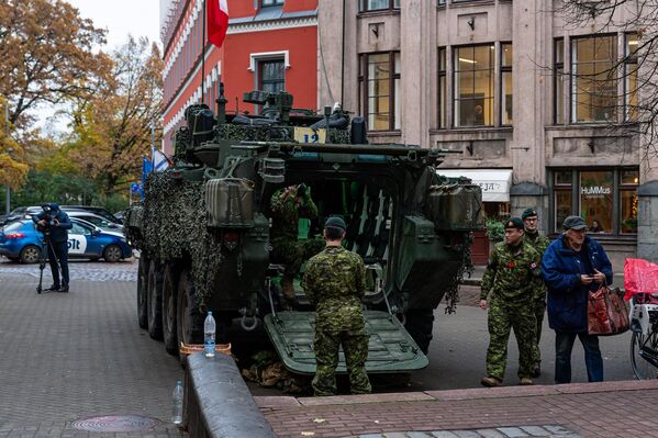 Помимо этого была представлена выставка военной техники и экипировки вооруженных сил Латвии и союзников. - Sputnik Латвия