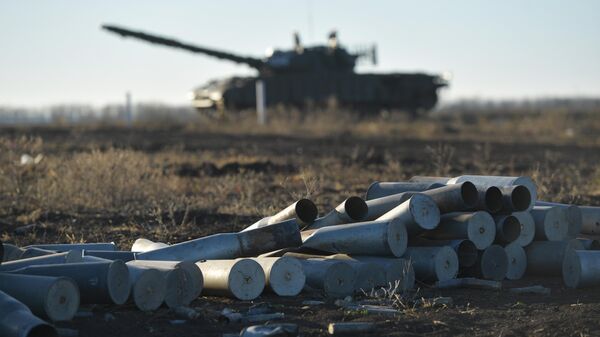Боевая стрельба модернизированного танка Т-62 ВС РФ в зоне спецоперации - Sputnik Латвия