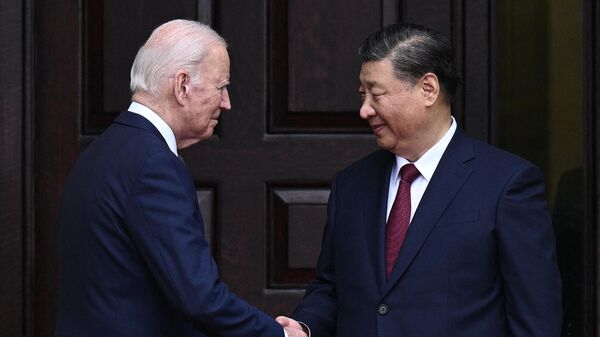 Президент США Джо Байден приветствует председателя КНР Си Цзиньпина - Sputnik Латвия