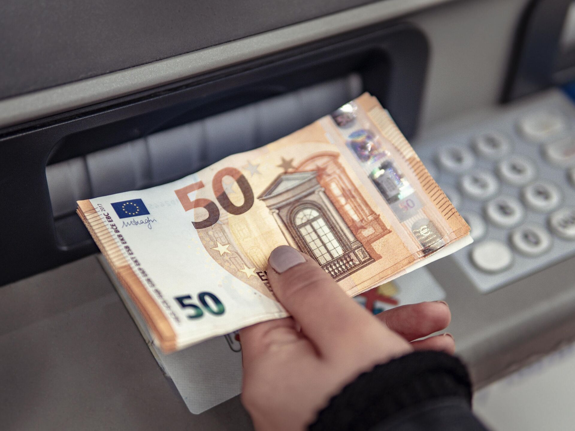 Снятие наличных. Euro in ATM. Можно ли снять доллары в 2024