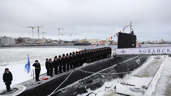 Поднятие Военно-морского флага РФ на подводной лодке Можайск - Sputnik Латвия