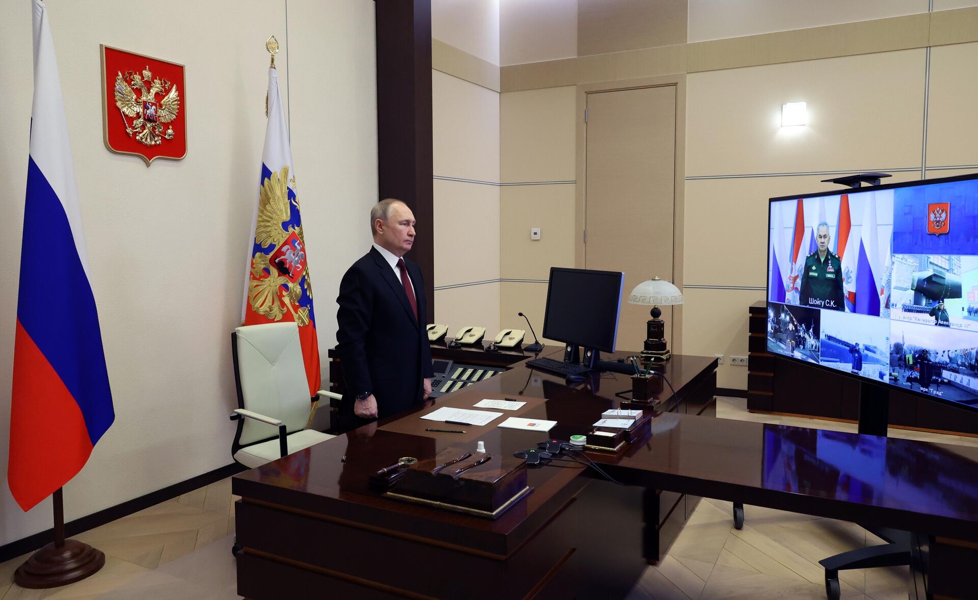 Президент РФ Владимир Путин принимает участие в режиме видеоконференции в церемонии подъёма Военно-морского флага на поступающих в состав ВМФ кораблях и спуска на воду атомной подводной лодки Император Александр III Президент РФ Владимир Путин принимает участие в режиме видеоконференции в церемонии подъёма Военно-морского флага на поступающих в состав ВМФ кораблях и спуска на воду атомной подводной лодки Император Александр III - Sputnik Латвия, 1920, 28.11.2023