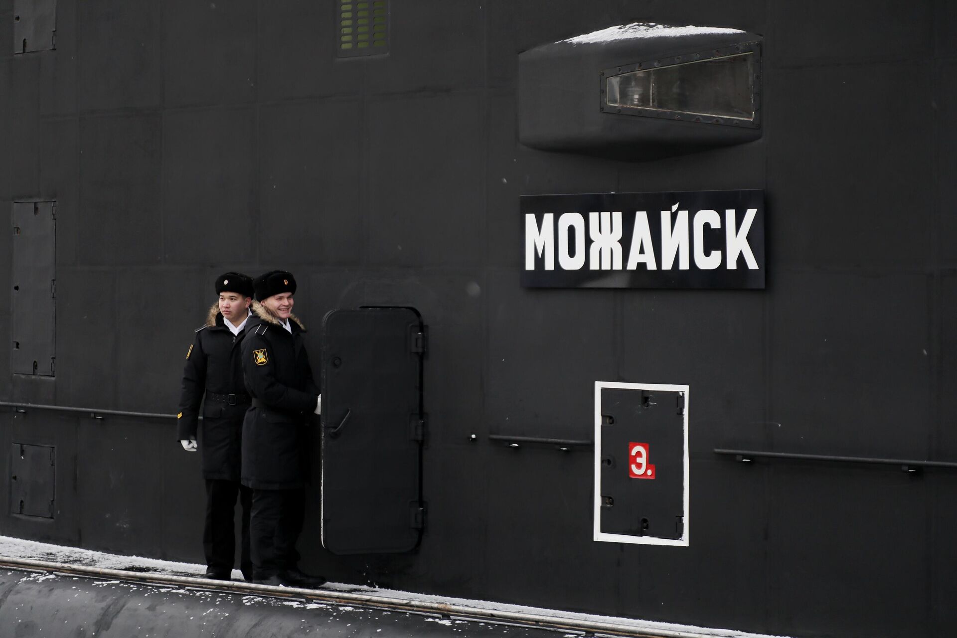 Военнослужащие перед началом торжественной церемонии поднятия Военно-морского флага РФ на подводной лодке Можайскв Санкт-Петербурге Военнослужащие перед началом торжественной церемонии поднятия Военно-морского флага РФ на подводной лодке Можайскв Санкт-Петербурге - Sputnik Латвия, 1920, 28.11.2023
