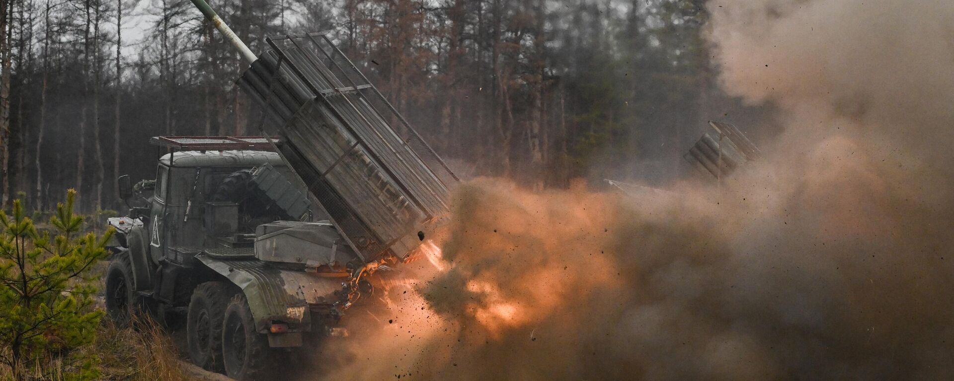 РСЗО Град ВС РФ ведет огонь по позициям ВСУ в зоне спецоперации - Sputnik Латвия, 1920, 29.11.2023