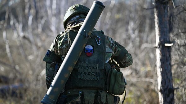 Военнослужащий ВС РФ в зоне проведения спецоперации - Sputnik Латвия