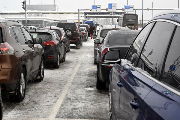 Очередь из автомобилей на российско-финской границе. - Sputnik Латвия
