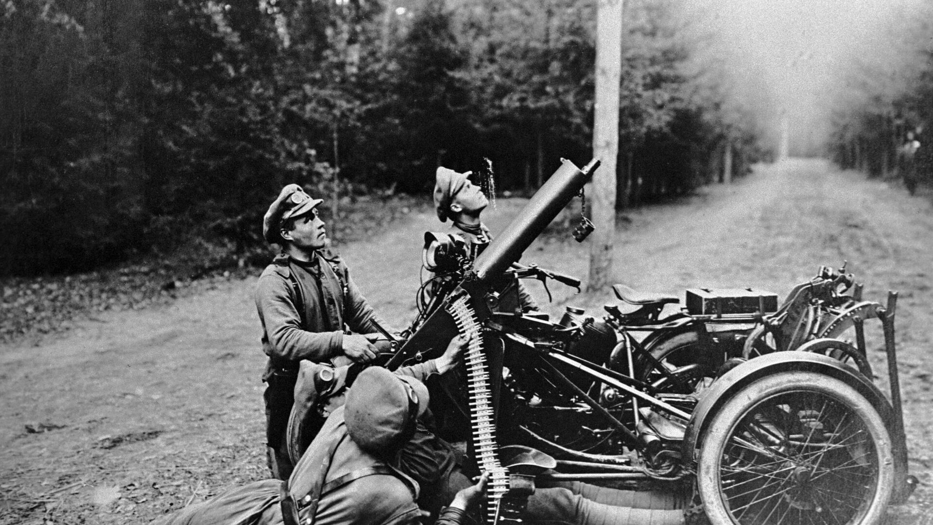 Военнослужащие действующей армии стреляют из пулемета по аэроплану во время первой мировой войны 1914 - 1918 г. г. - Sputnik Латвия, 1920, 25.12.2023