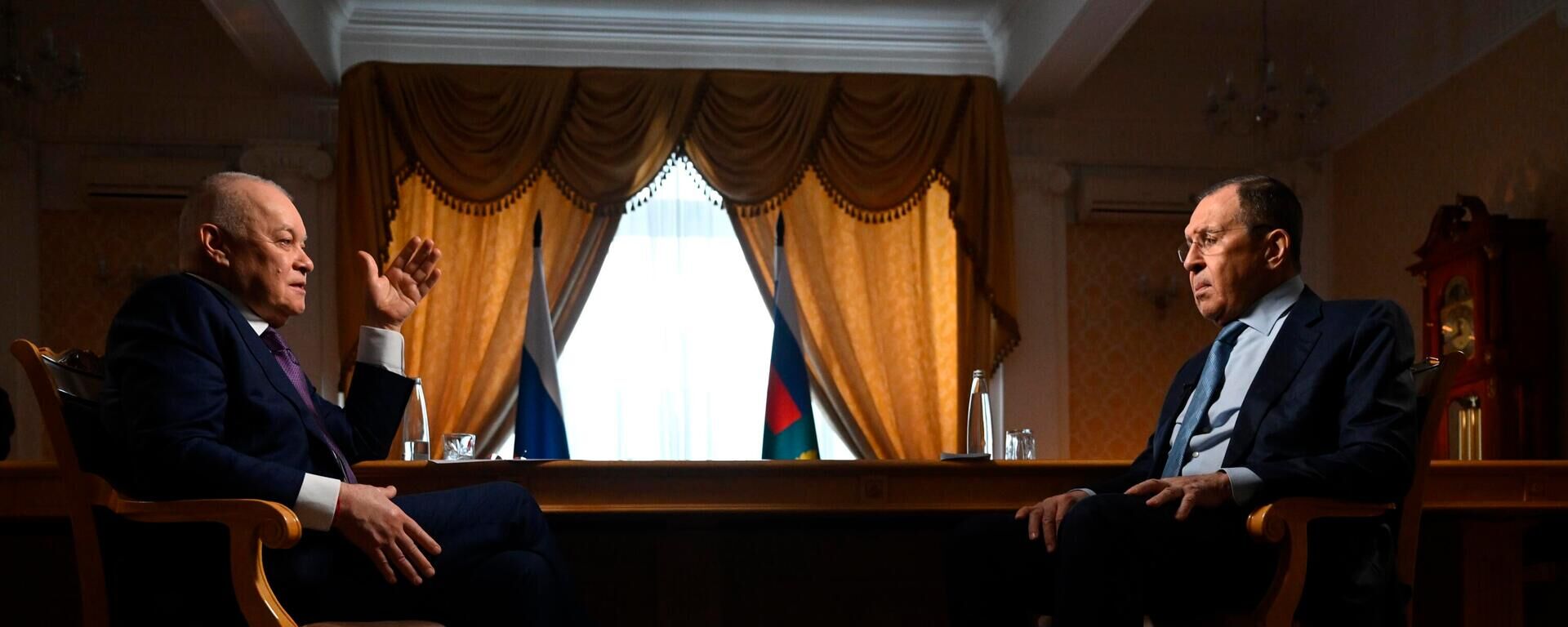 Сергей Лавров дает интервью гендиректору медиагруппы Россия сегодня Дмитрию Киселеву - Sputnik Латвия, 1920, 28.12.2023