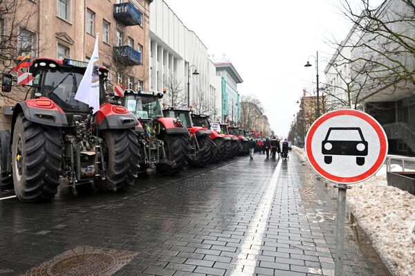 Приехавшие в столицу фермеры хотят привлечь внимание к проблемам сектора. Они недовольны обязанностью восстанавливать многолетние луга и повышением акциза на топливо. - Sputnik Латвия