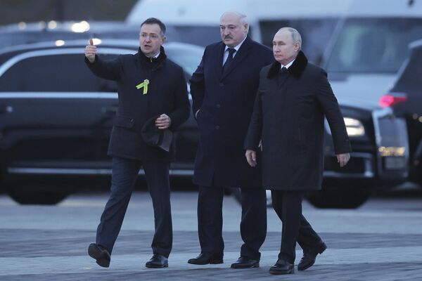 Президент России Владимир Путин и президент Беларуси Александр Лукашенко в сопровождении помощника президента России Владимира Мединского прибывают для участия в церемонии открытия мемориального комплекса. - Sputnik Латвия