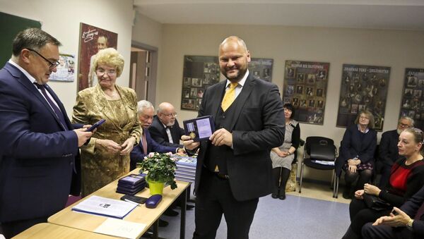 Руслан Панкратов награжден юбилейной медалью к 90-летию Пикуля - Sputnik Латвия